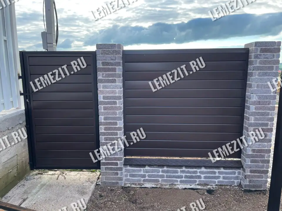 облицовка забора кирпичом из камня лемезита